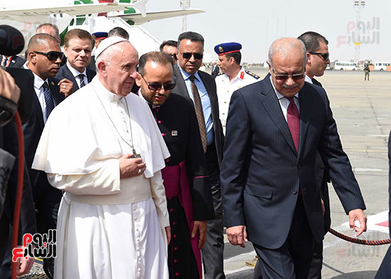 بابا الفاتيكان يصل القاهرة ورئيس الوزراء فى استقباله (10)