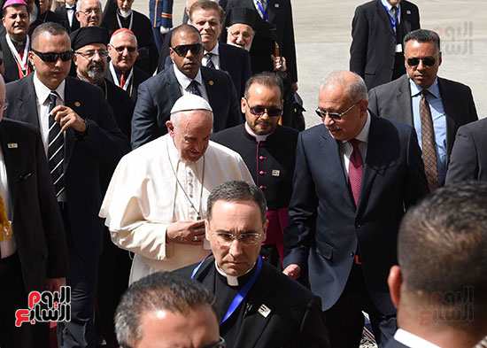 بابا الفاتيكان يصل القاهرة ورئيس الوزراء فى استقباله (12)