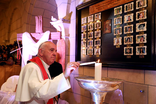بابا الفاتيكان والبابا تواضروس يشعلان الشموع لتأبين ضحايا الكنيسة البطرسية (3)