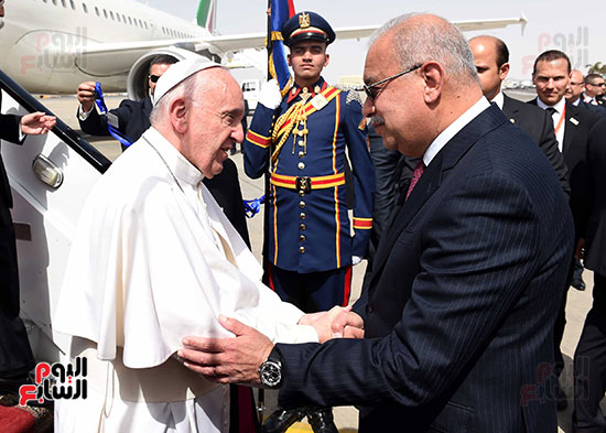 بابا الفاتيكان يصل القاهرة ورئيس الوزراء فى استقباله (1)