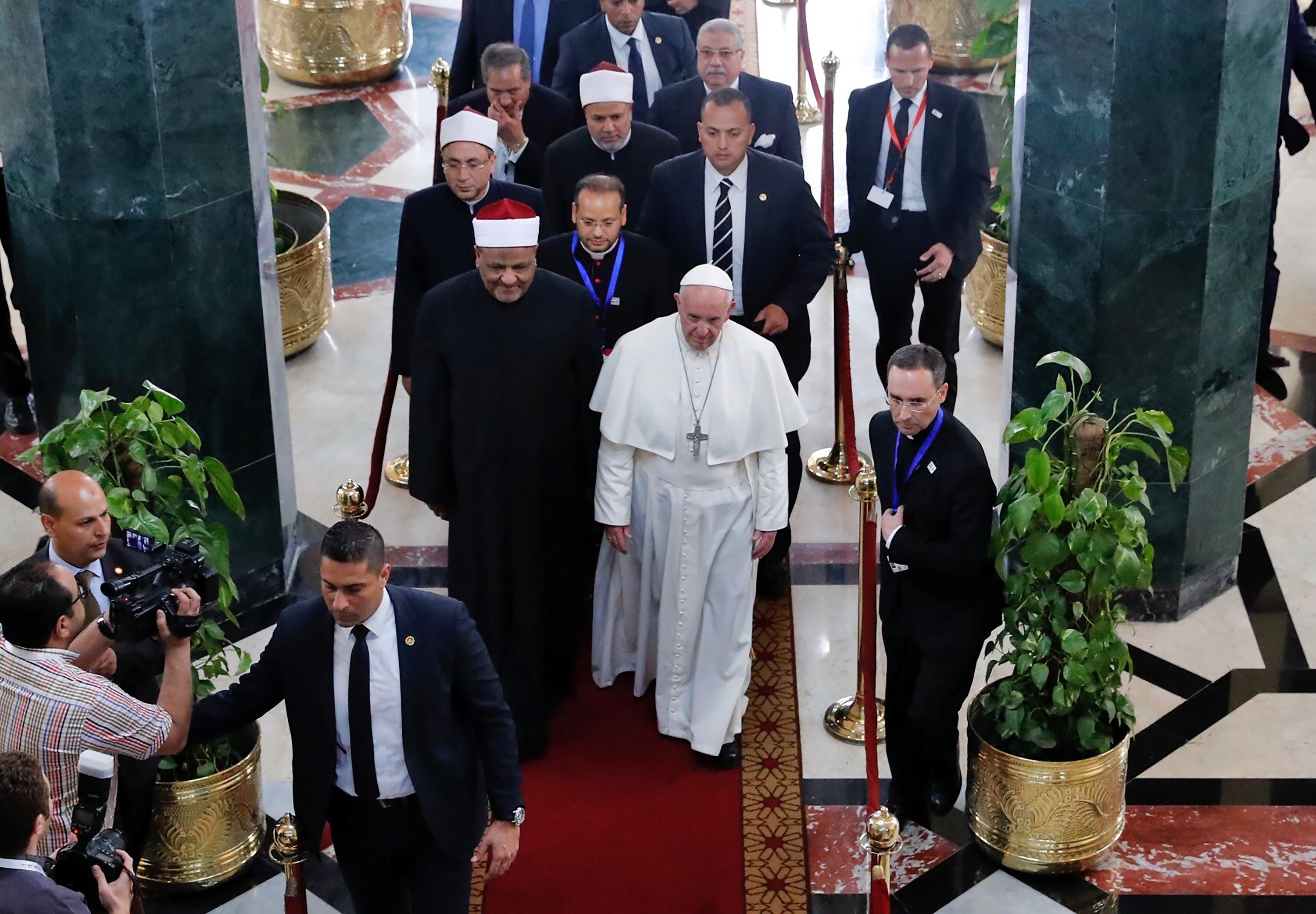 عباس شومان على رأس وفد الأزهر لاستقبال بابا الفاتيكان
