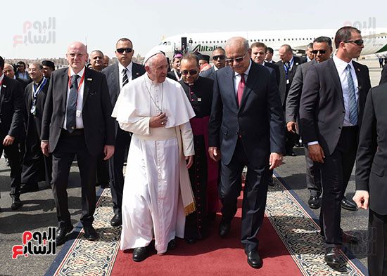 بابا الفاتيكان يصل القاهرة ورئيس الوزراء فى استقباله (11)