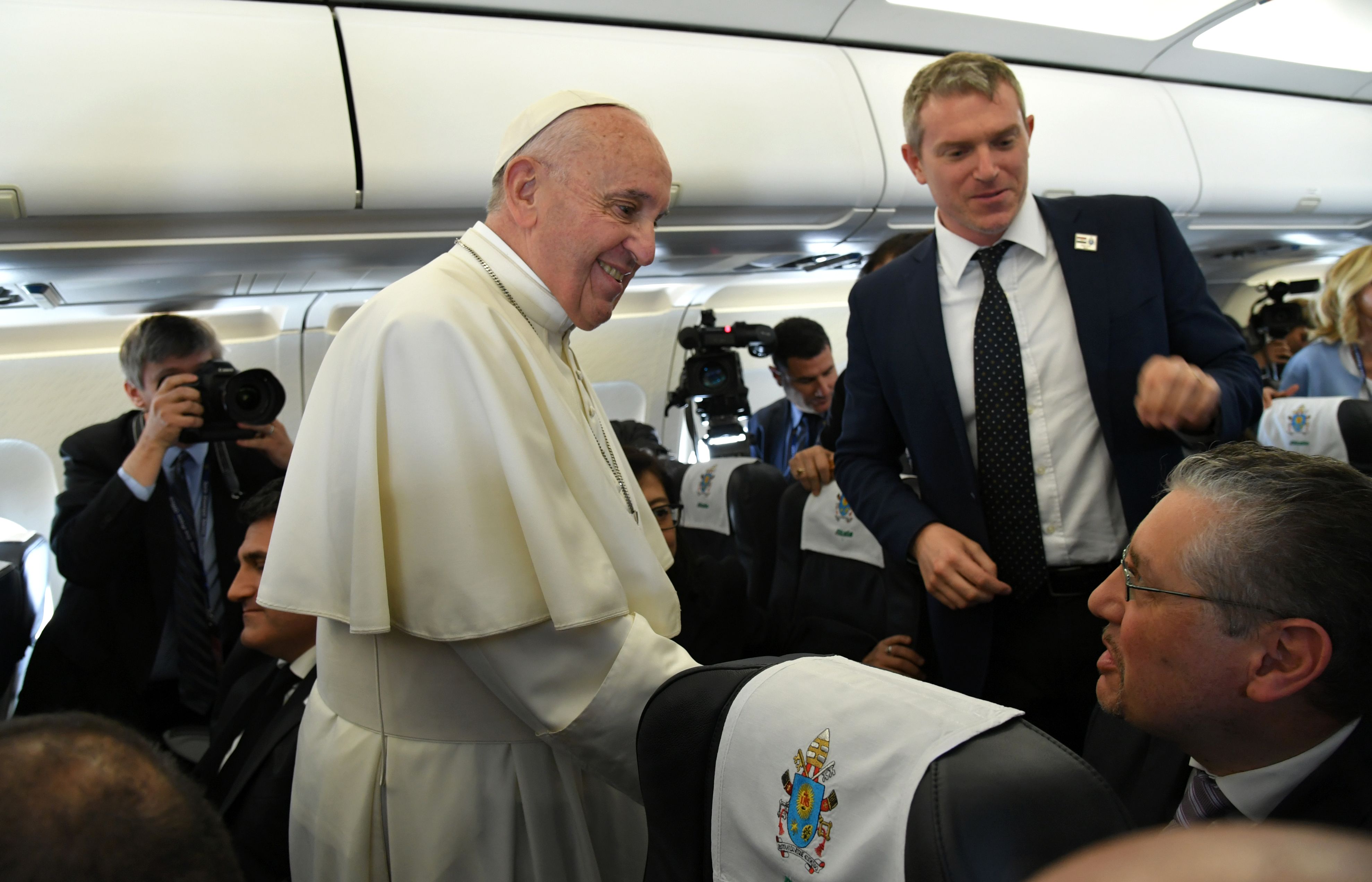 بابا الفاتيكان يصافح الصحفيين على متن طائرته المتجهه للقاهرة