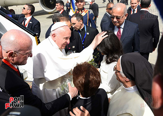 بابا الفاتيكان يصل القاهرة ورئيس الوزراء فى استقباله (3)