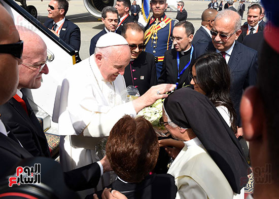 بابا الفاتيكان يصل القاهرة ورئيس الوزراء فى استقباله (4)