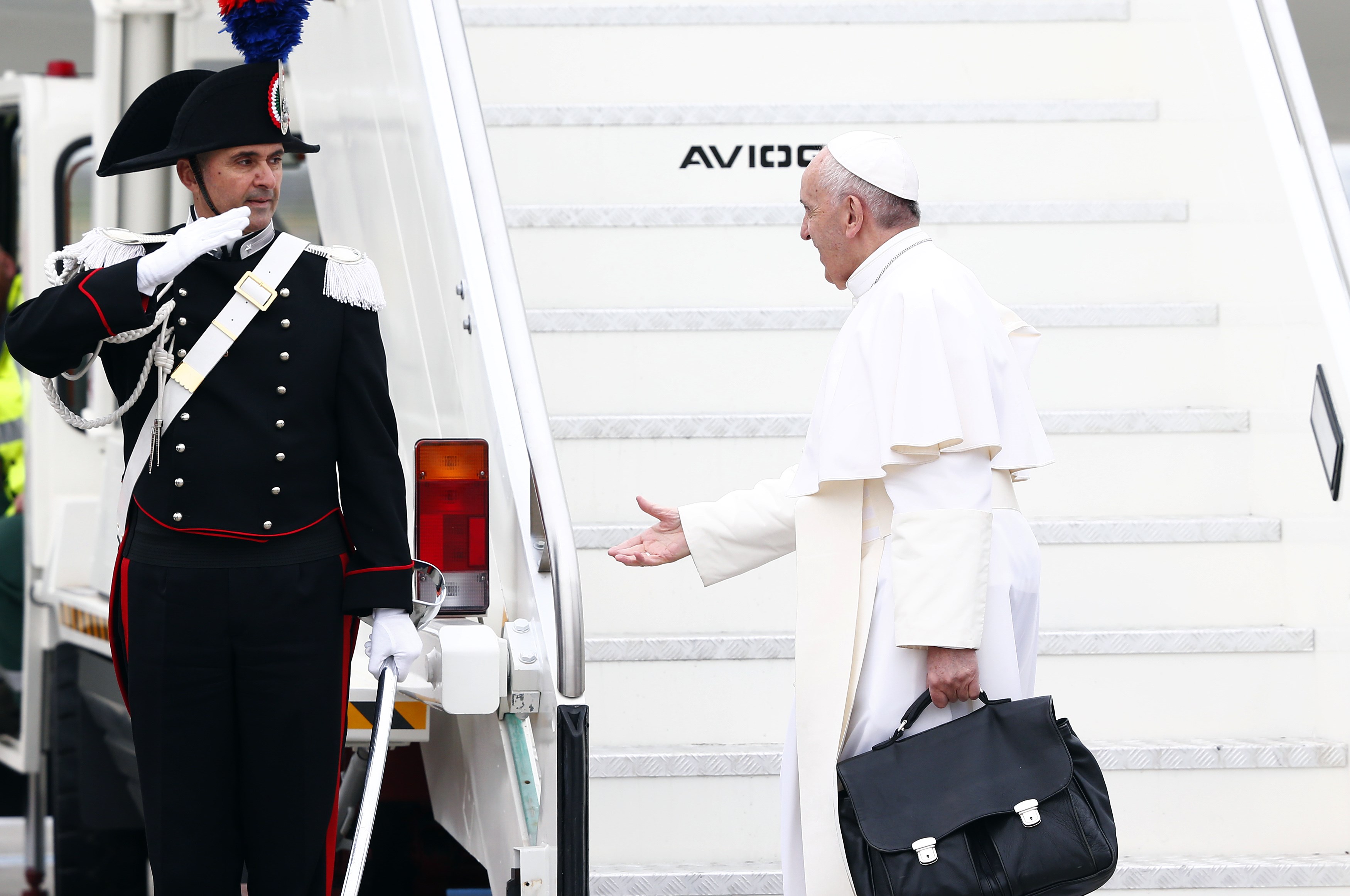 الحرس يؤدى التحية لبابا الفاتيكان قبل مغادرة روما