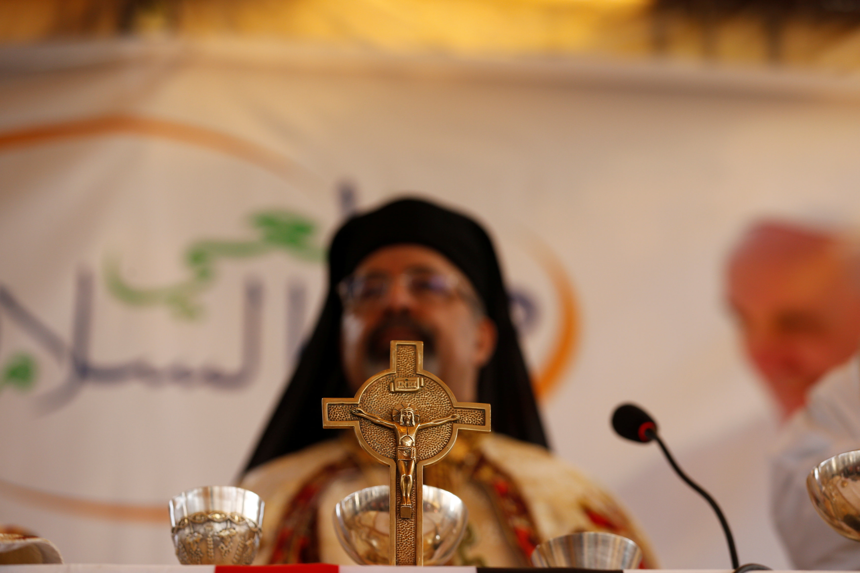 الصليب أمام أحد رجال الدين الأقباط