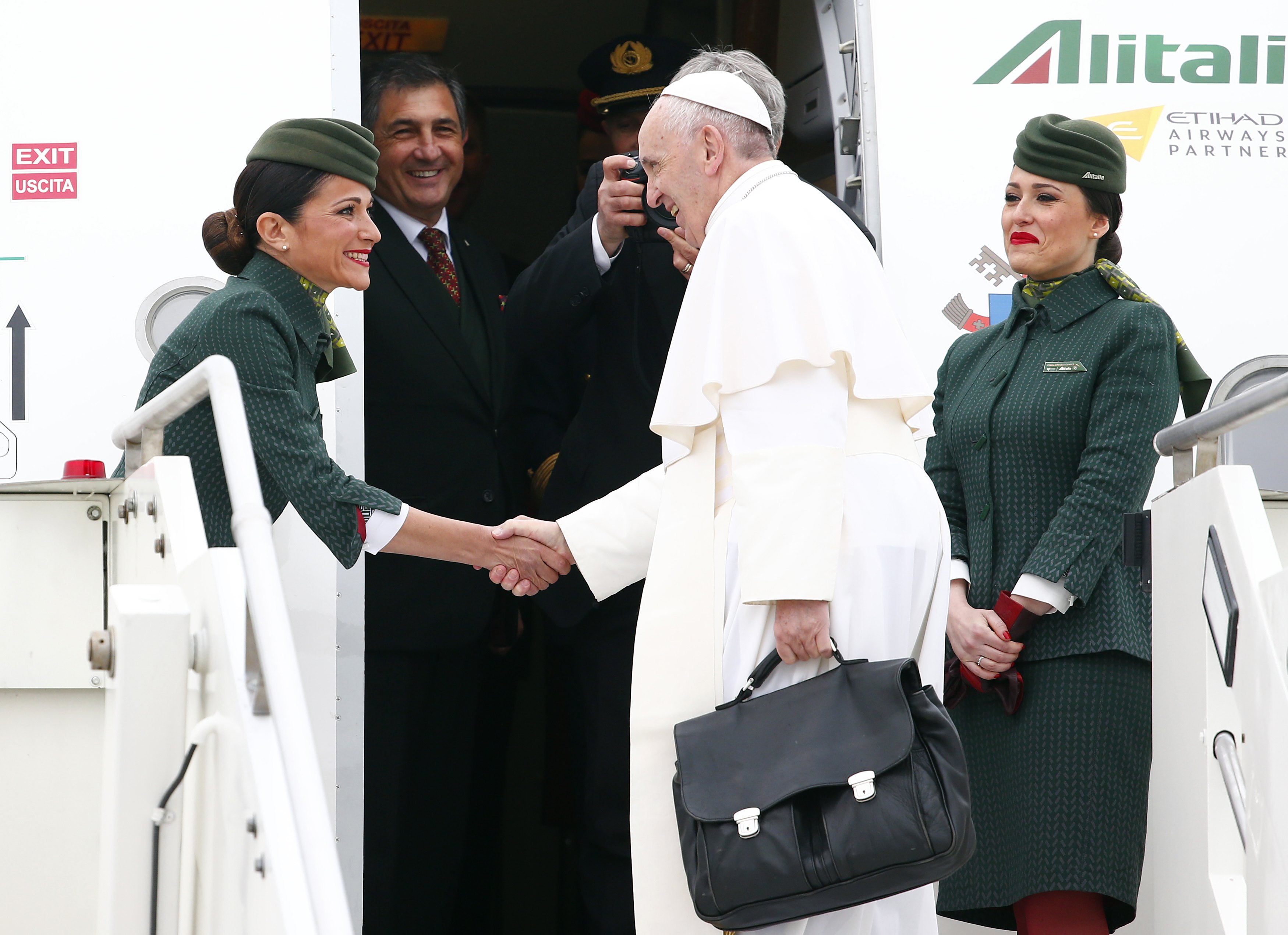 مضيفه تحرص على مصافحة البابا قبل انطلاق الطائرة إلى مصر