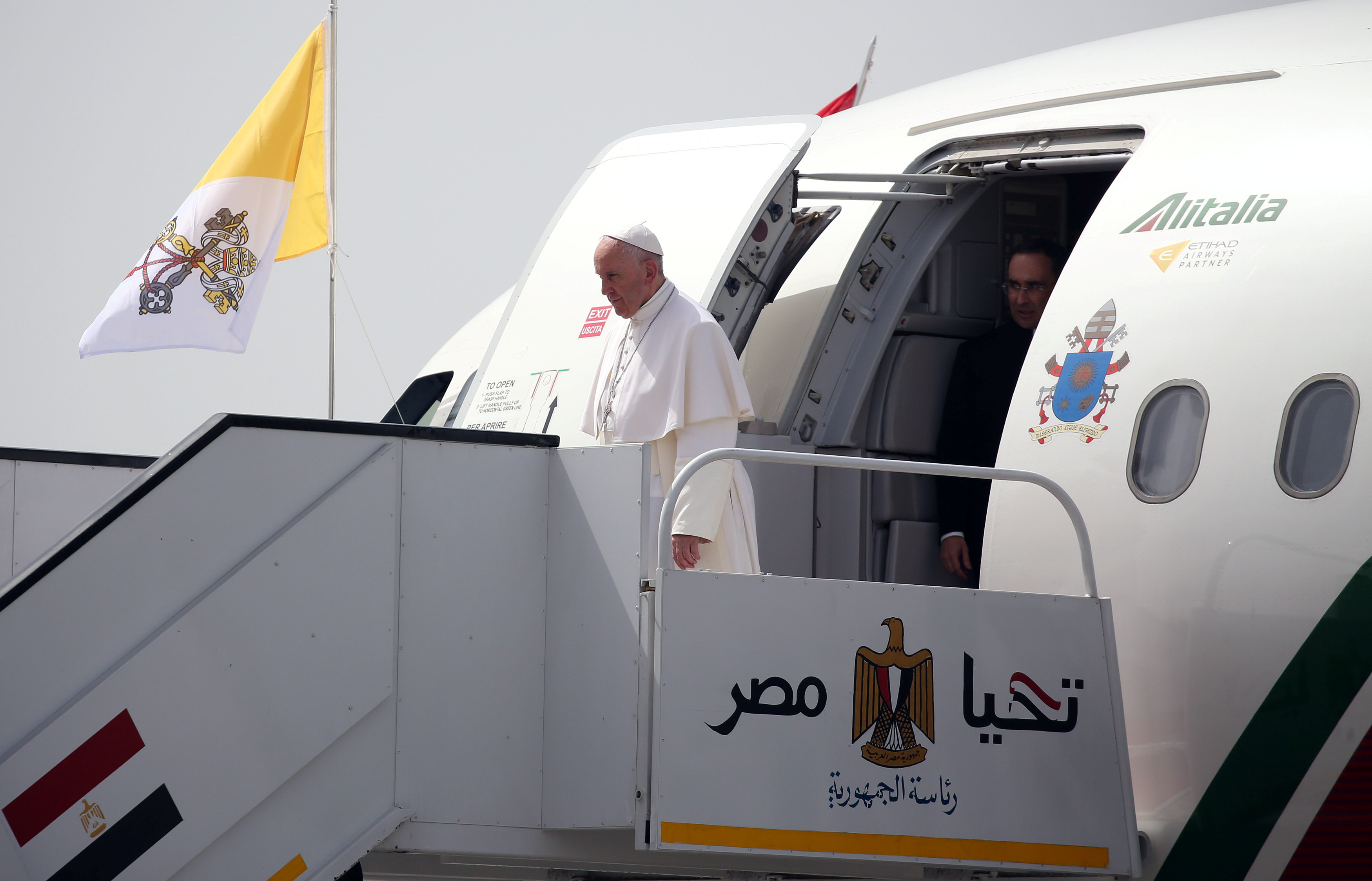 بابا الفاتيكان فى مطار القاهرة