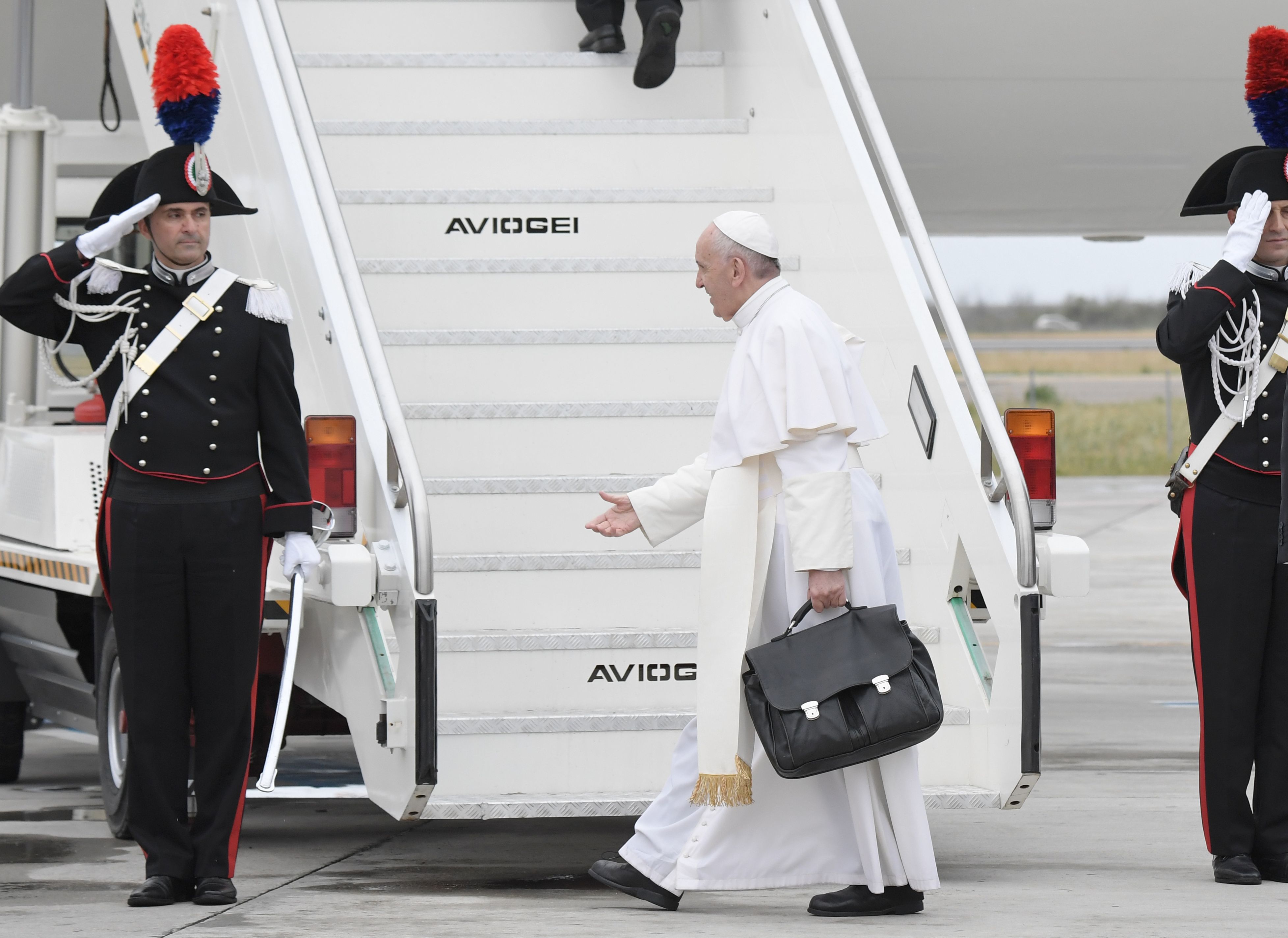 بابا الفاتيكان يتجه إلى الحرس لمصافحته