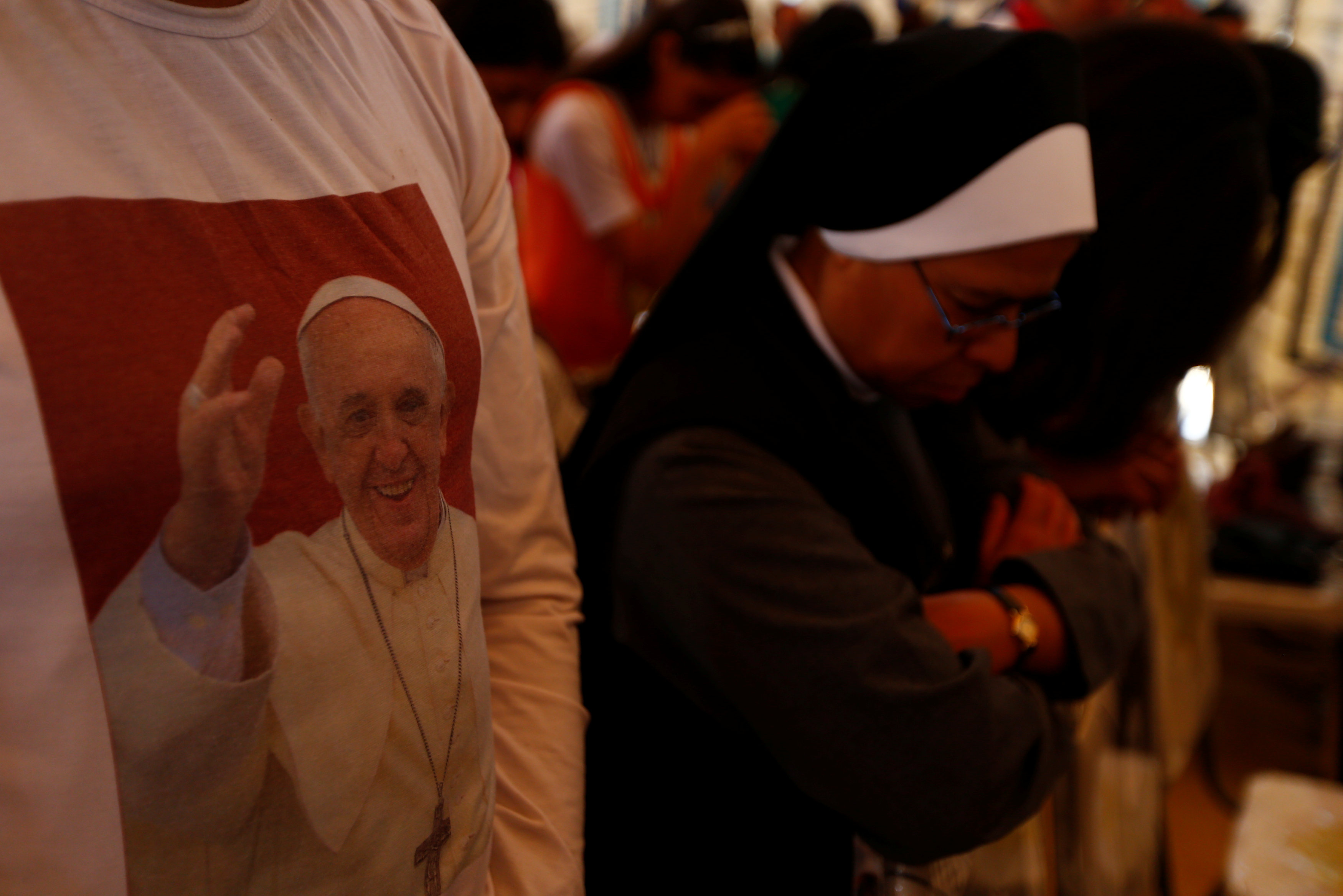 صورة بابا الفاتيكان على تى شيرت أحد الأقباط