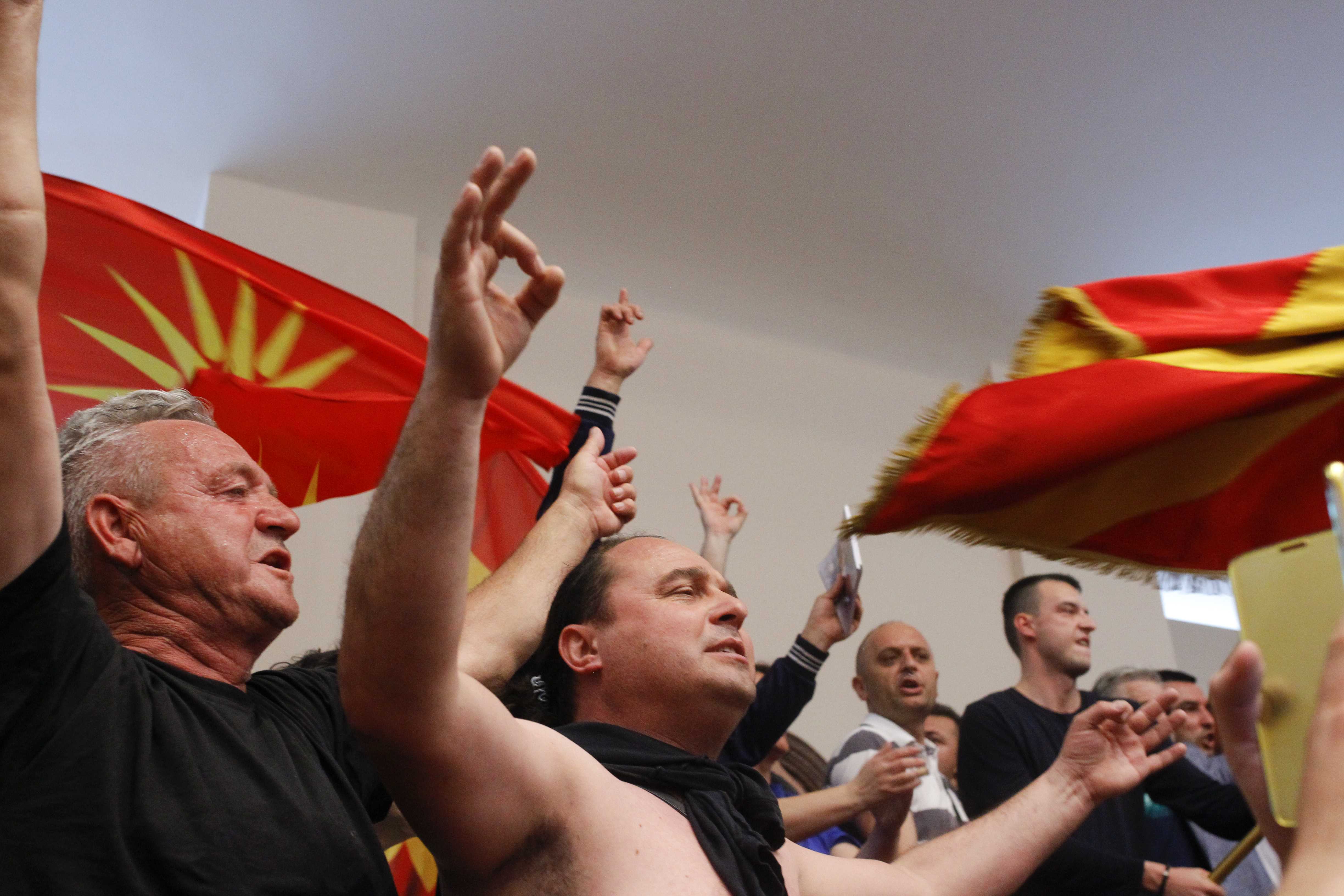 مواطن يخلع ملابسه داخل برلمان مقدونيا
