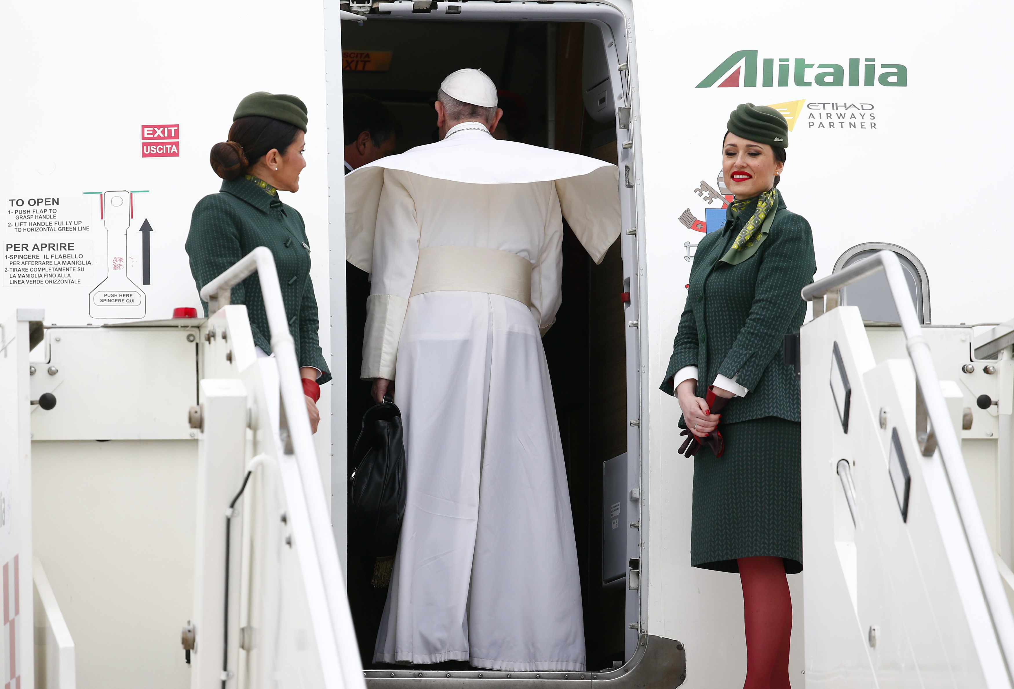 بابا الفاتيكان يدخل الطائرة