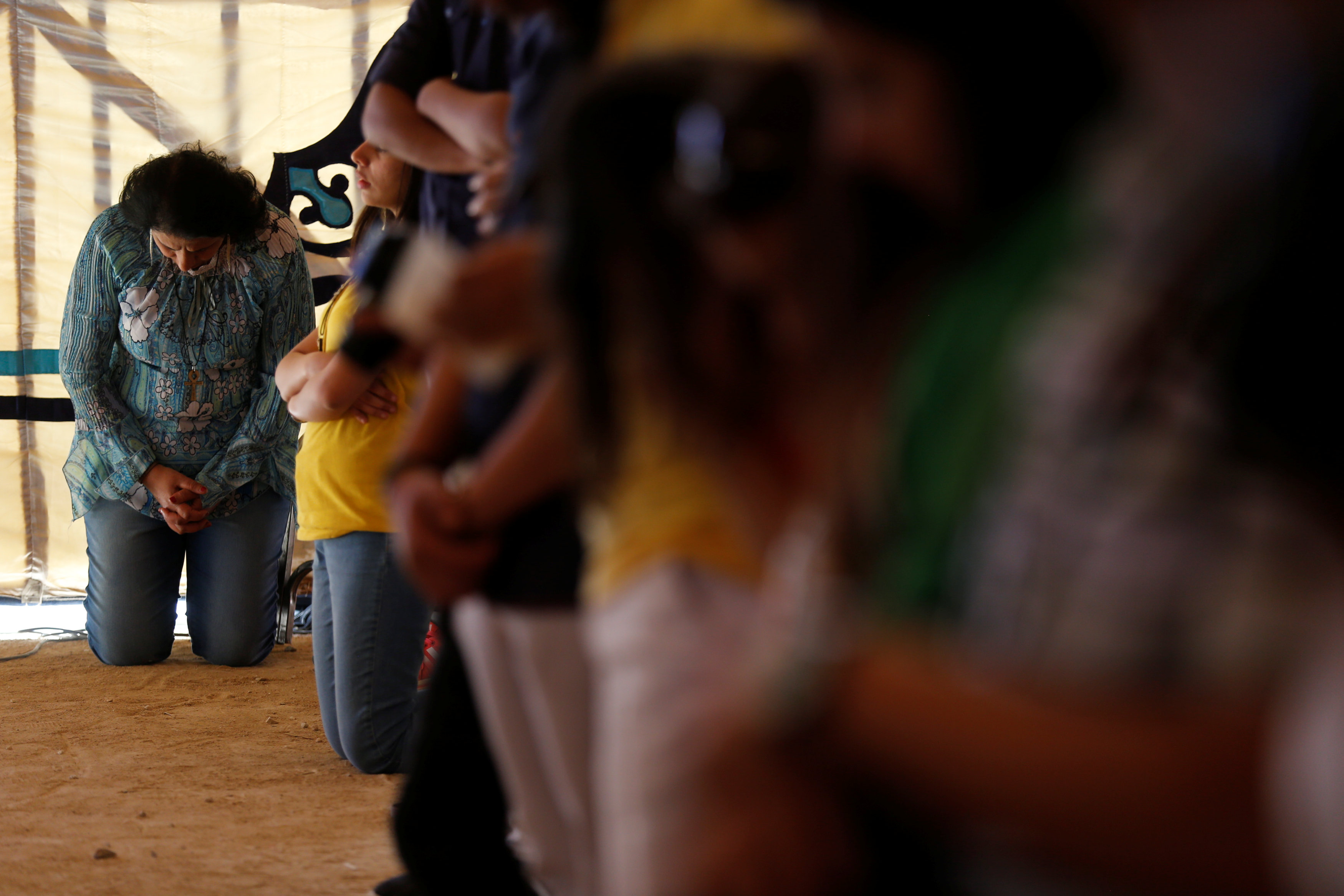 أقباط يصلون خلال استعدادات استقبال بابا الفاتيكان