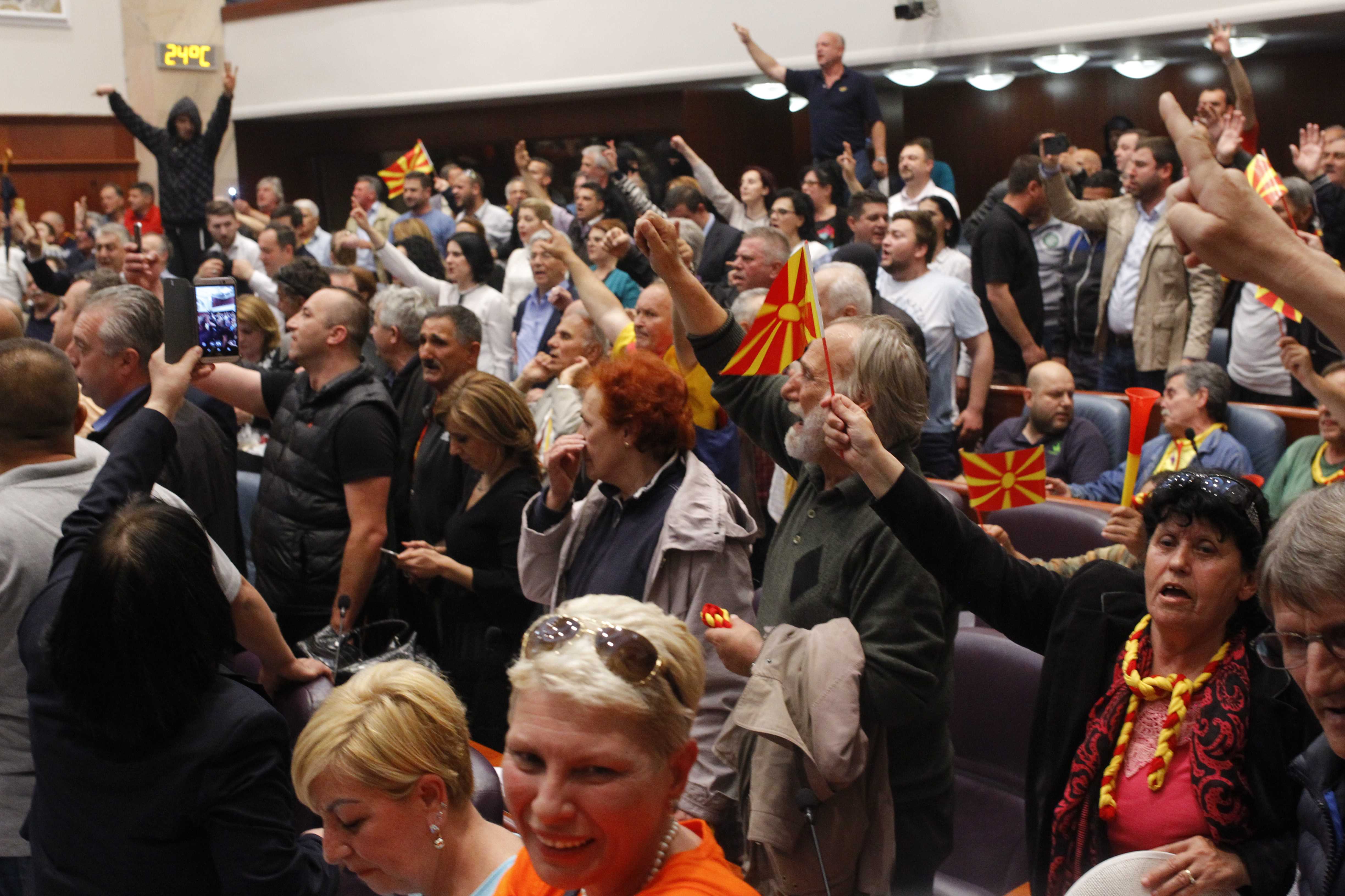 محتجون يقتحمون برلمان مقدونيا بعد انتخاب سياسى من أصل ألبانى رئيسا له