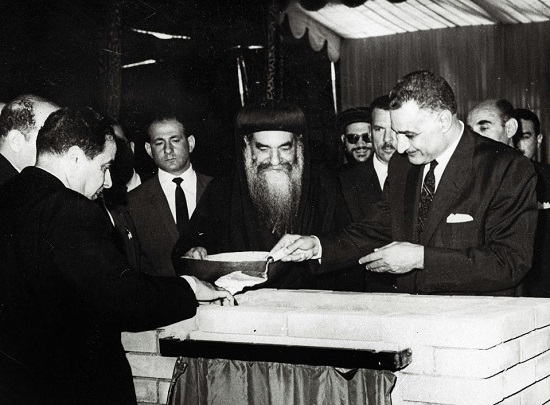 الرئيس جمال عبدالناصر يضع حجر أساس الكنيسة المرقسية بالعباسية عام 1965