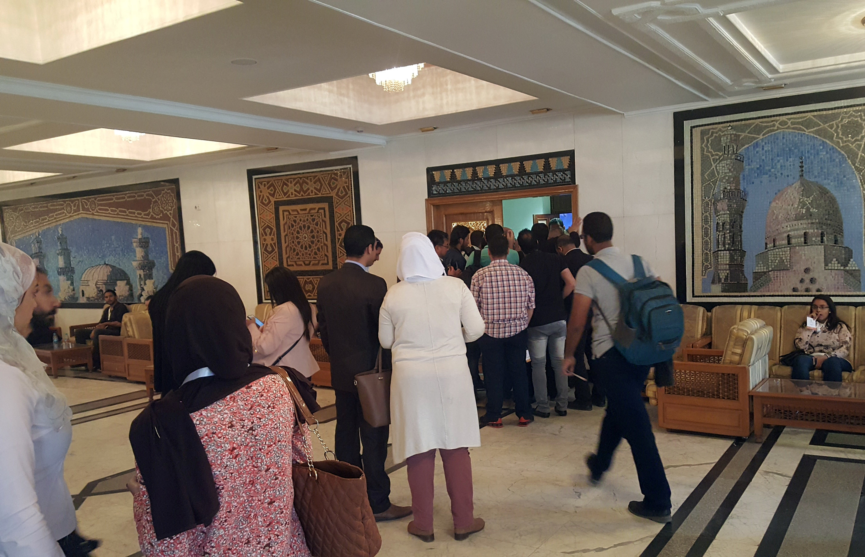 الصحفيون يحاولون الدخول إلى قاعة لقاء الدكتور أحمد الطيب وبابا الفاتيكان