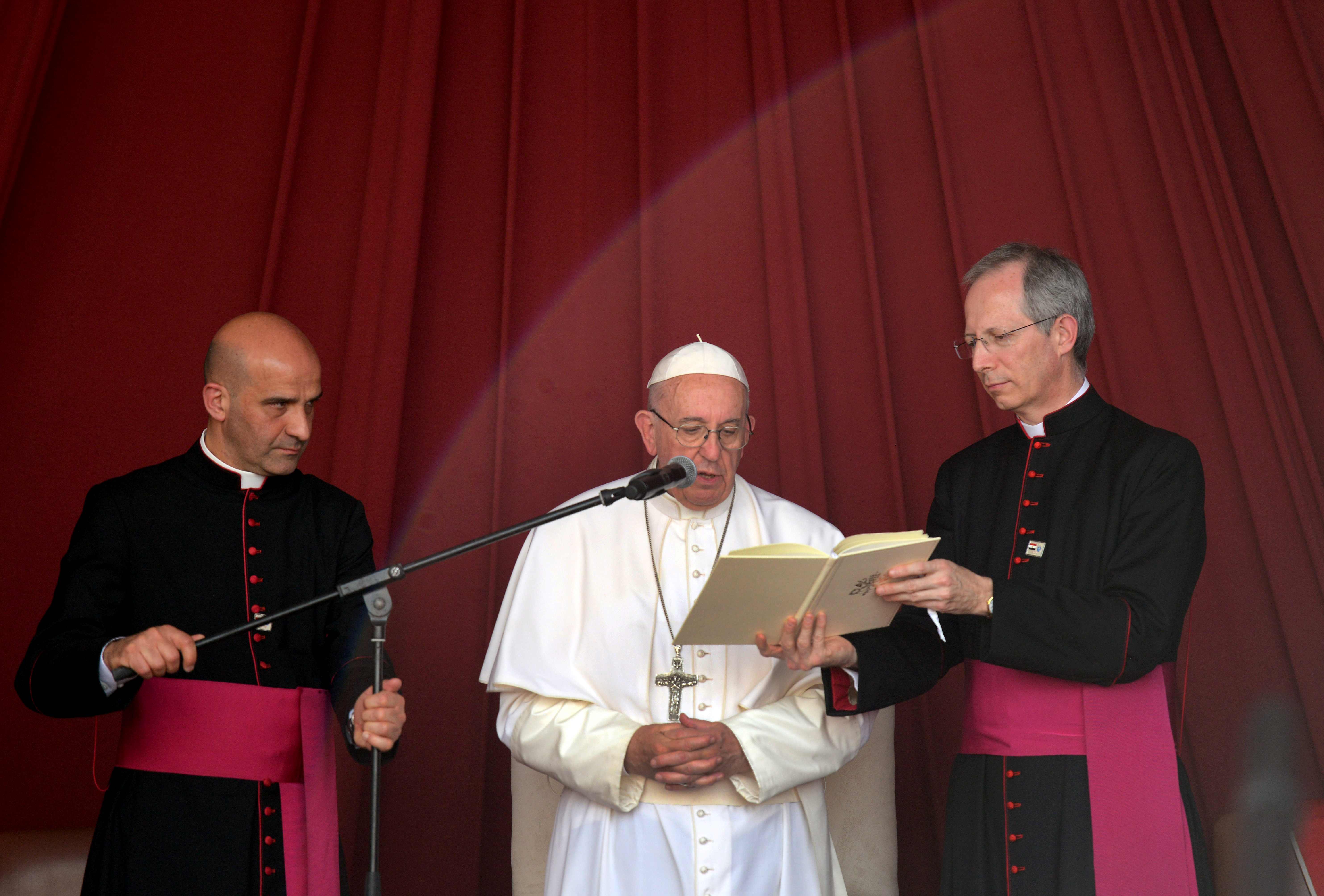 بابا الفاتيكان يترأس القداس داخل الكنيسة الكاثوليكية بالكلية الاكليريكية