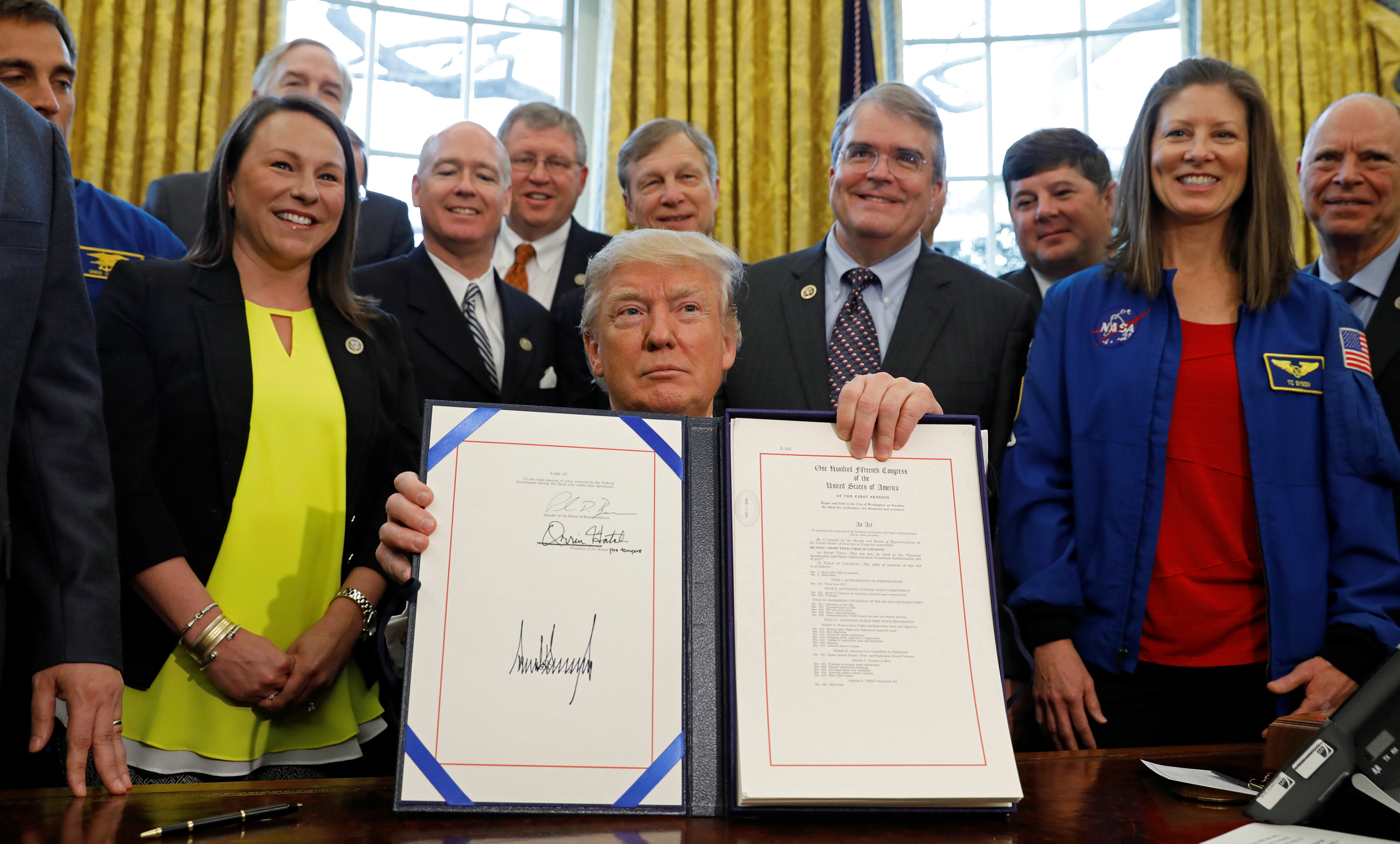 ترامب يوقع قانونا لتمويل رحلة فضائية للمريخ