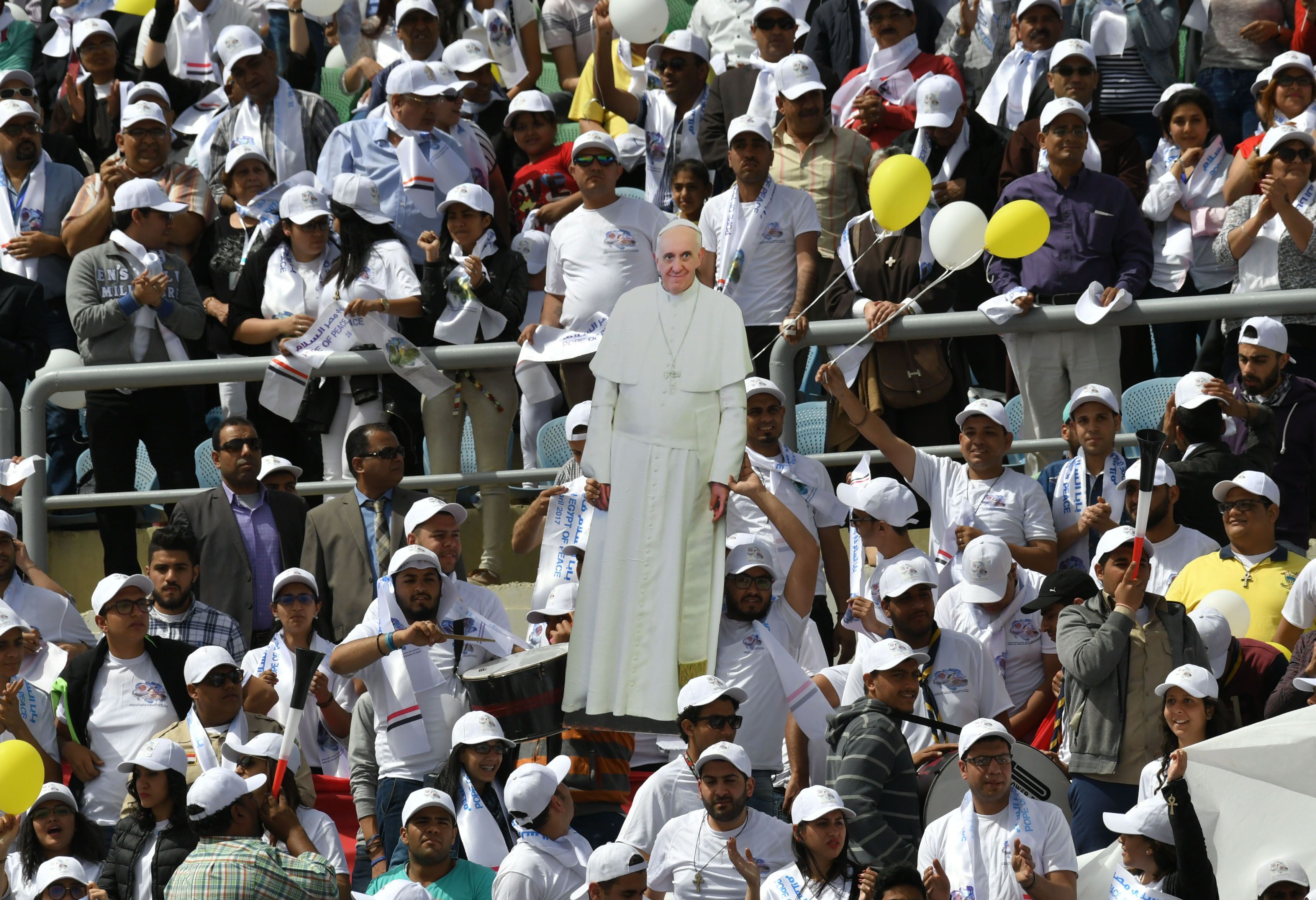 المواطنون يحملون صورة مجسمة للبابا فرانسيس