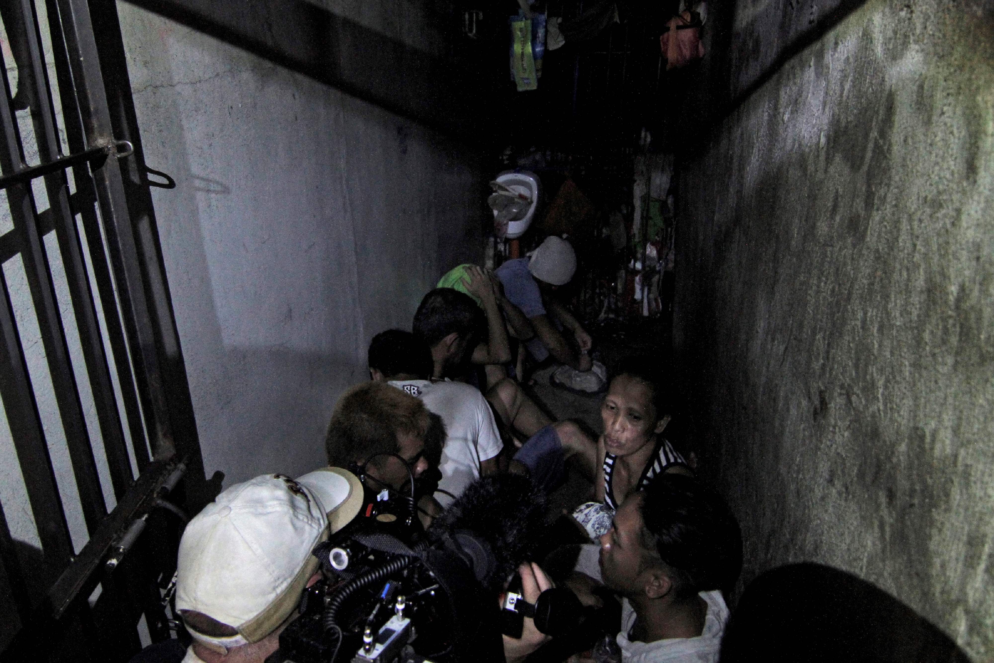 عدد من المواطنين فى الفلبين يختبئون نتيجة للزلزال