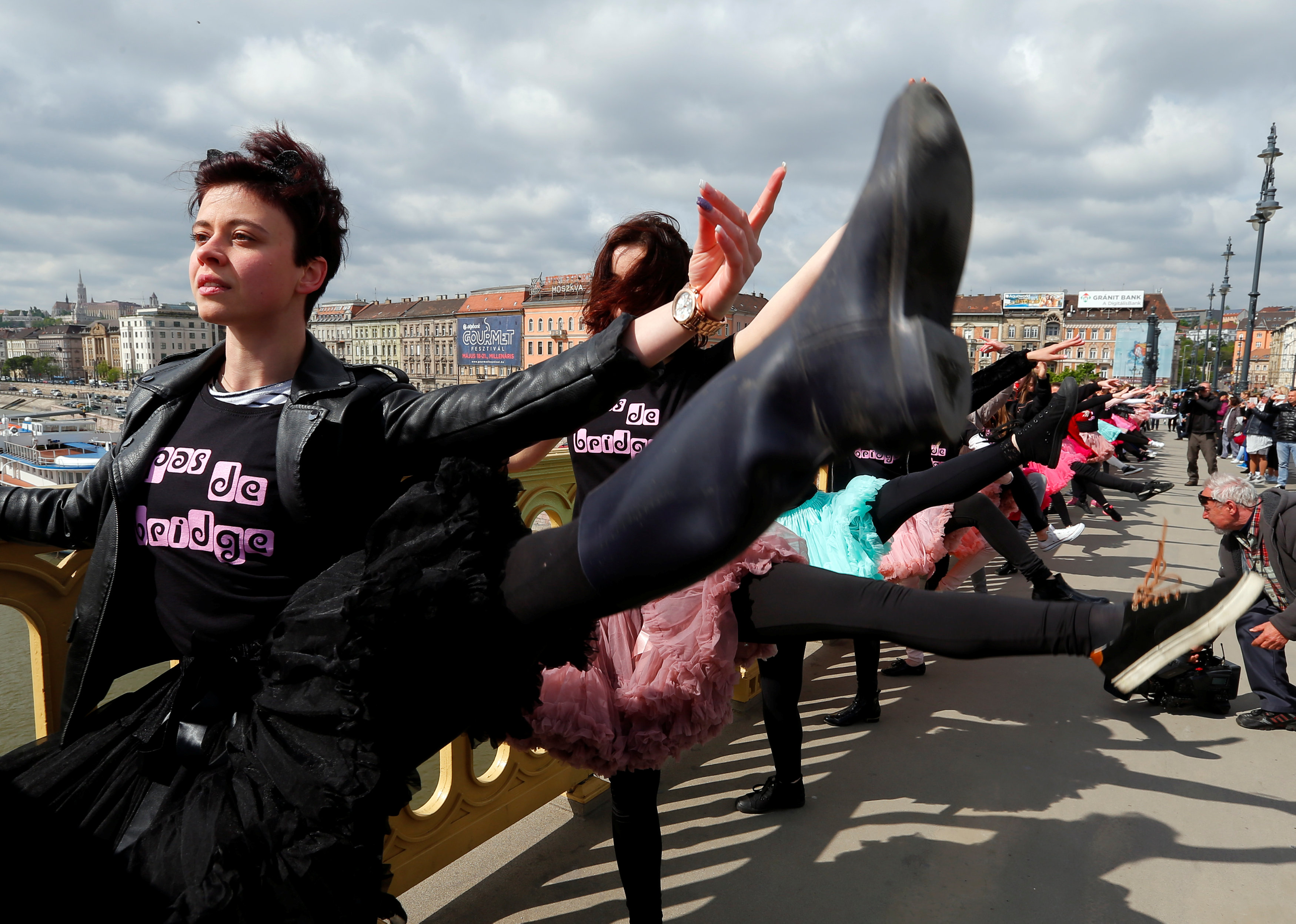 فتيات يحتلفن باليوم العالمى للرقص فى المجر