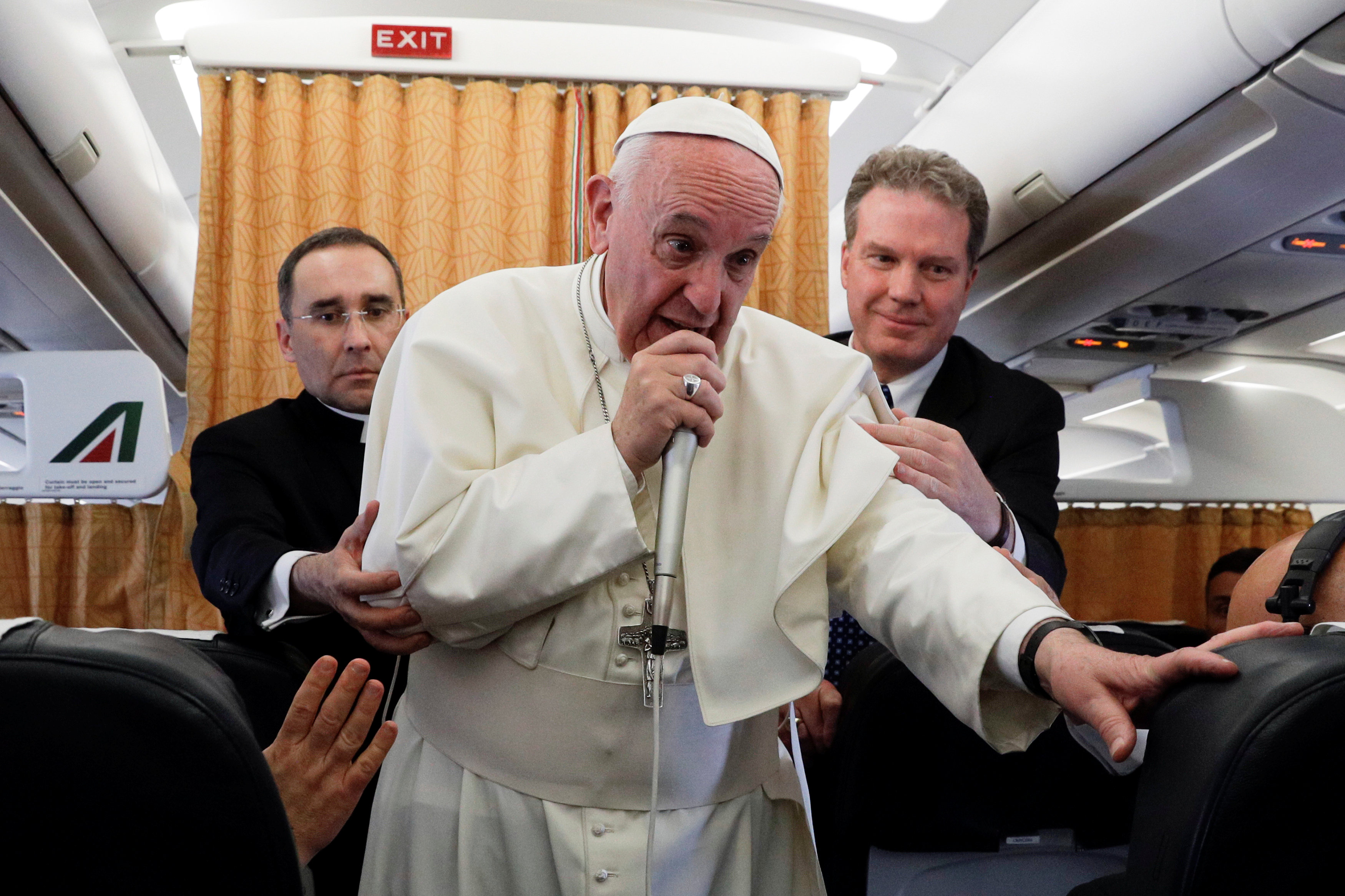 البابا يتحدث في الطائرة عن زيارته لمصر