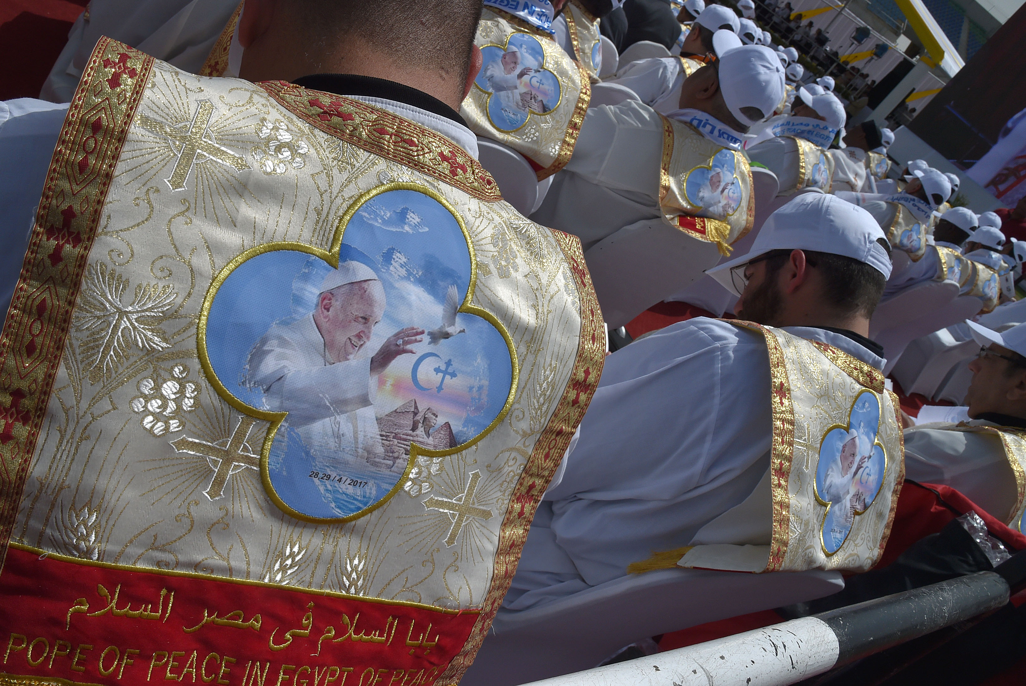 المصلون المصريون يؤدون الصلاة خلف بابا الفاتيكان