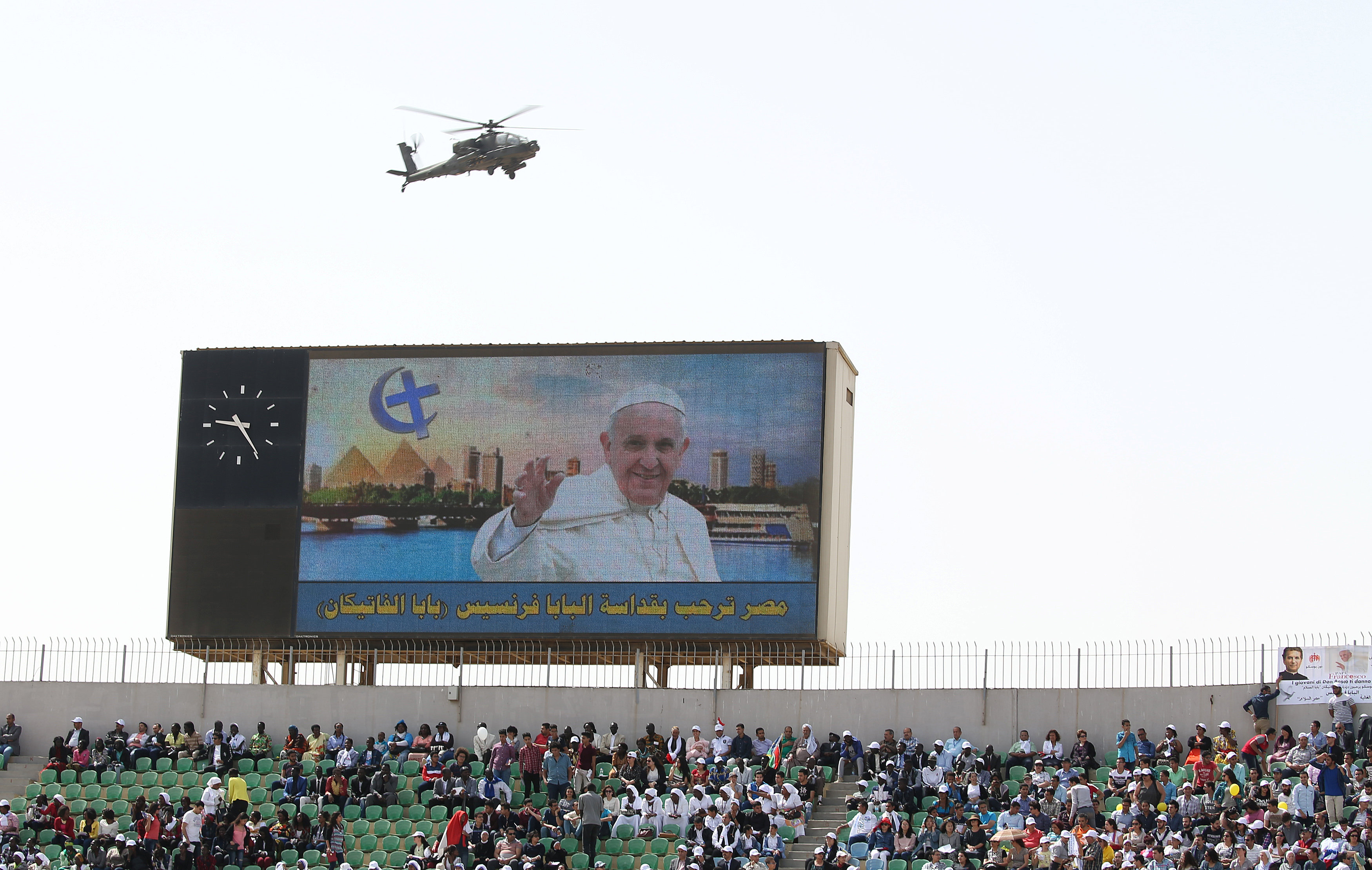 رسالة ترحيب ببابا الفاتيكان على شاشة عرض ستاد الدفاع الجوى
