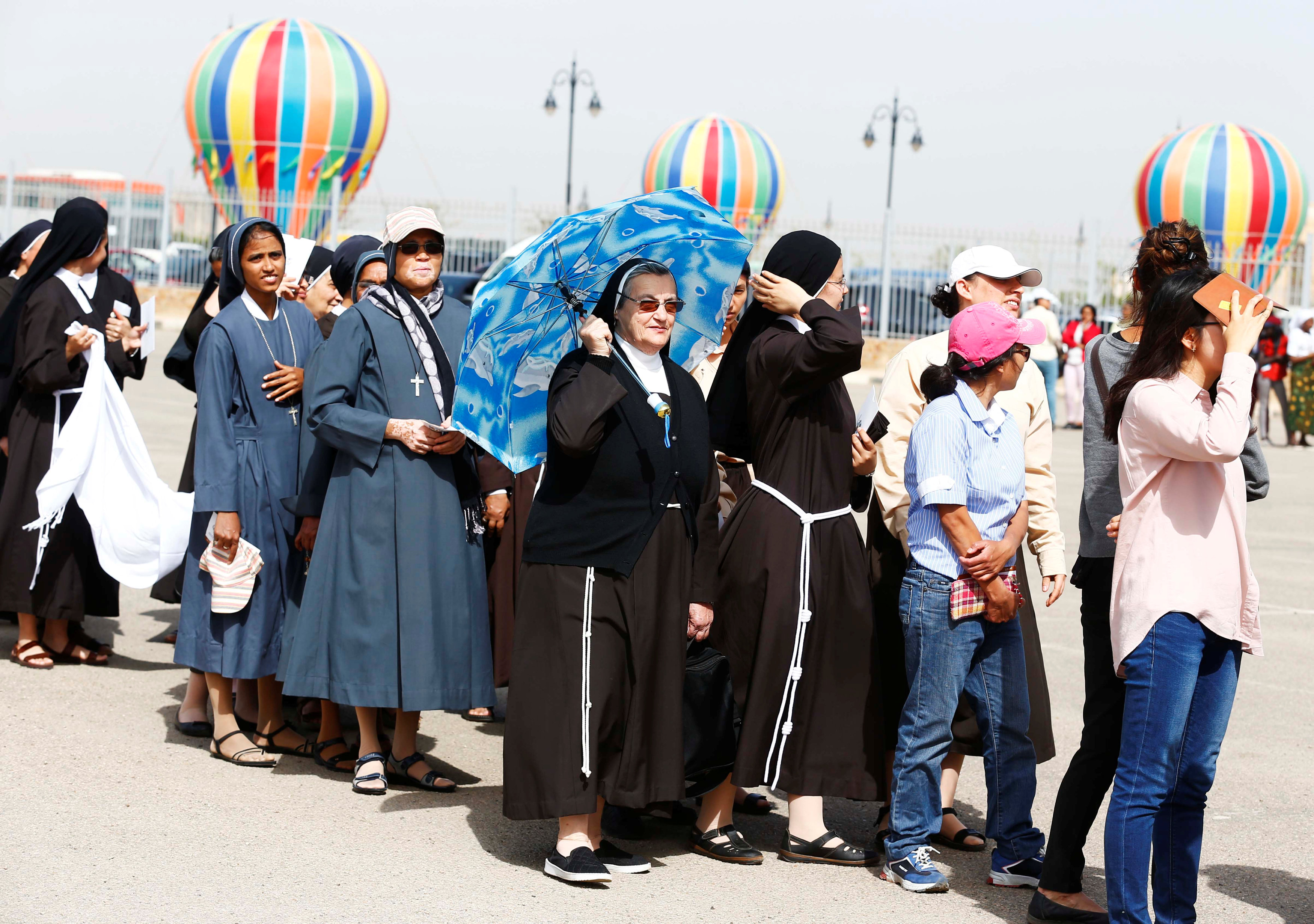 توافد المواطنين على ستاد الدفاع الجوى