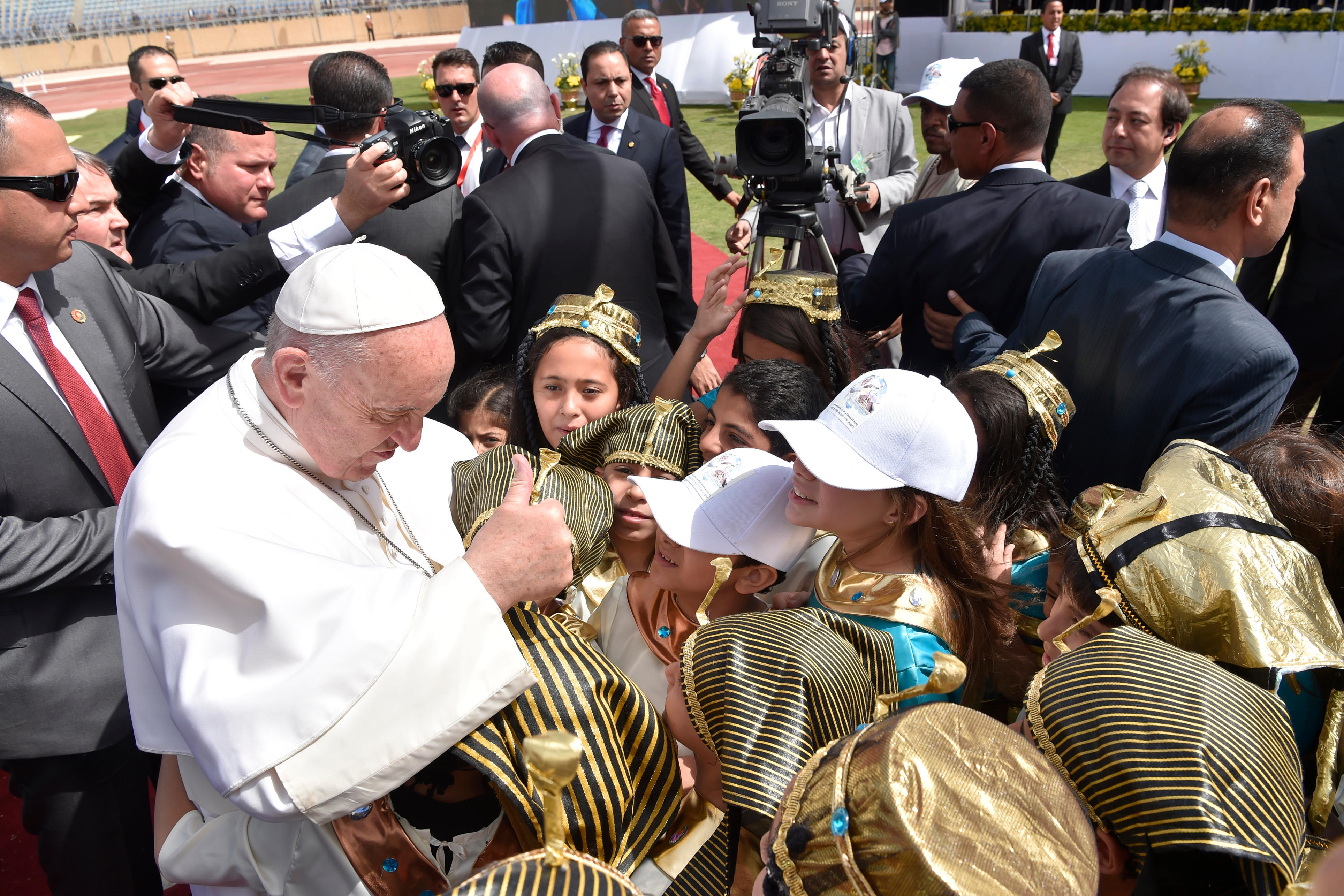 أطفال يرتدون الزى الفرعونى مع بابا الفاتيكان