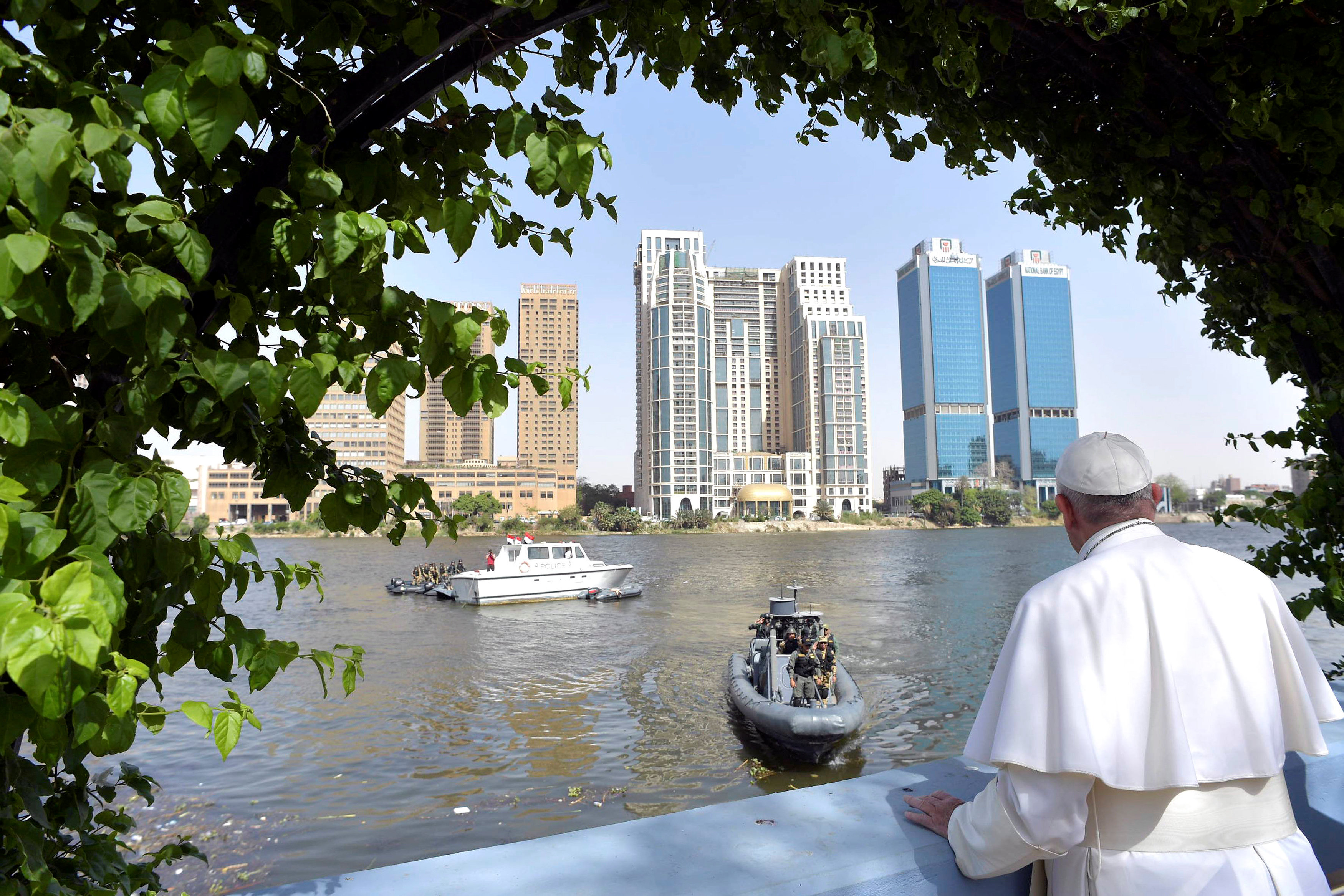 البابا يشاهد النيل