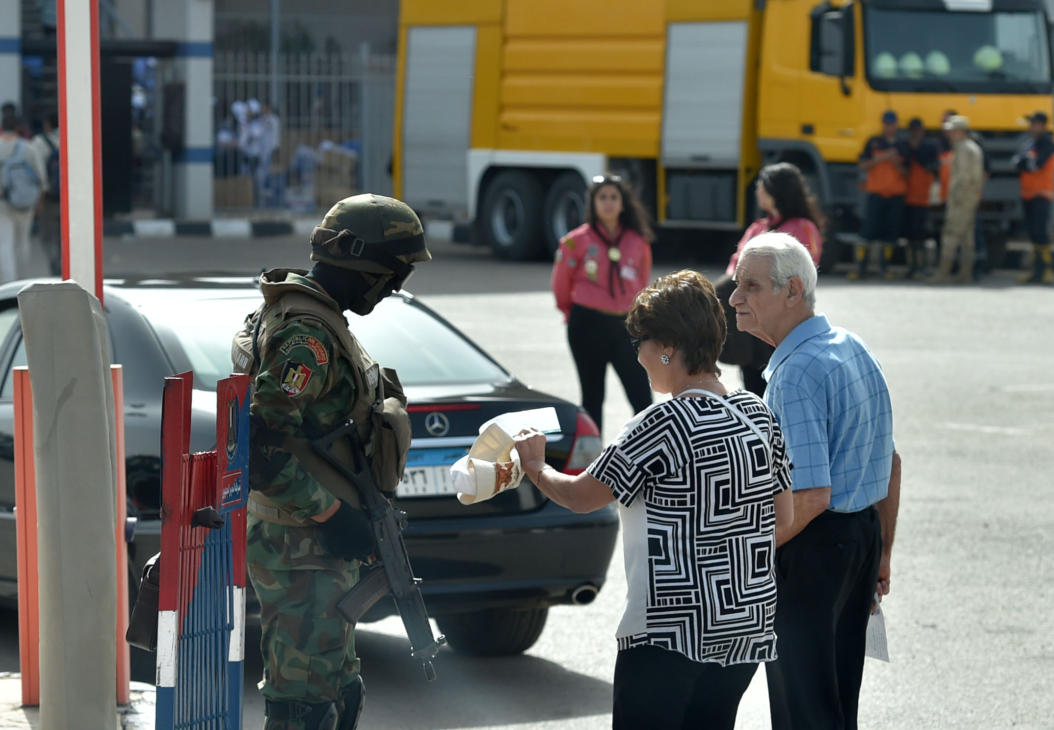 ضابط الحرس الجمهورى يطلع على دعوة حضور القداس