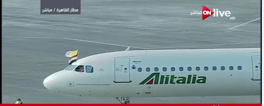 طائرة البابا تغادر القاهرة