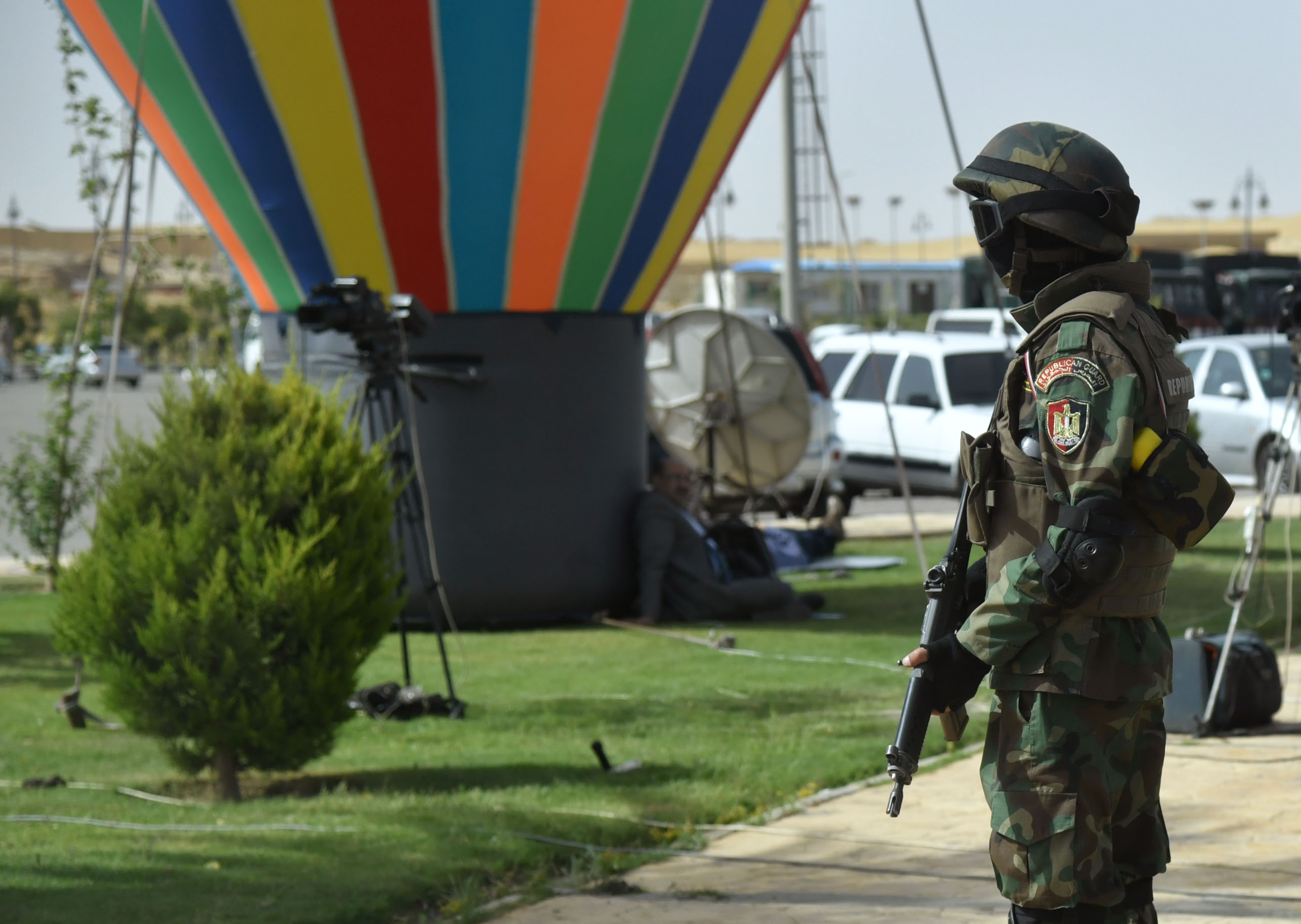 أحد أفراد الحرس الجمهورى المكلف بتأمين قداس بابا الفاتيكان
