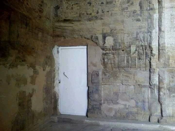 الباب الحديدى بمعبد دندره