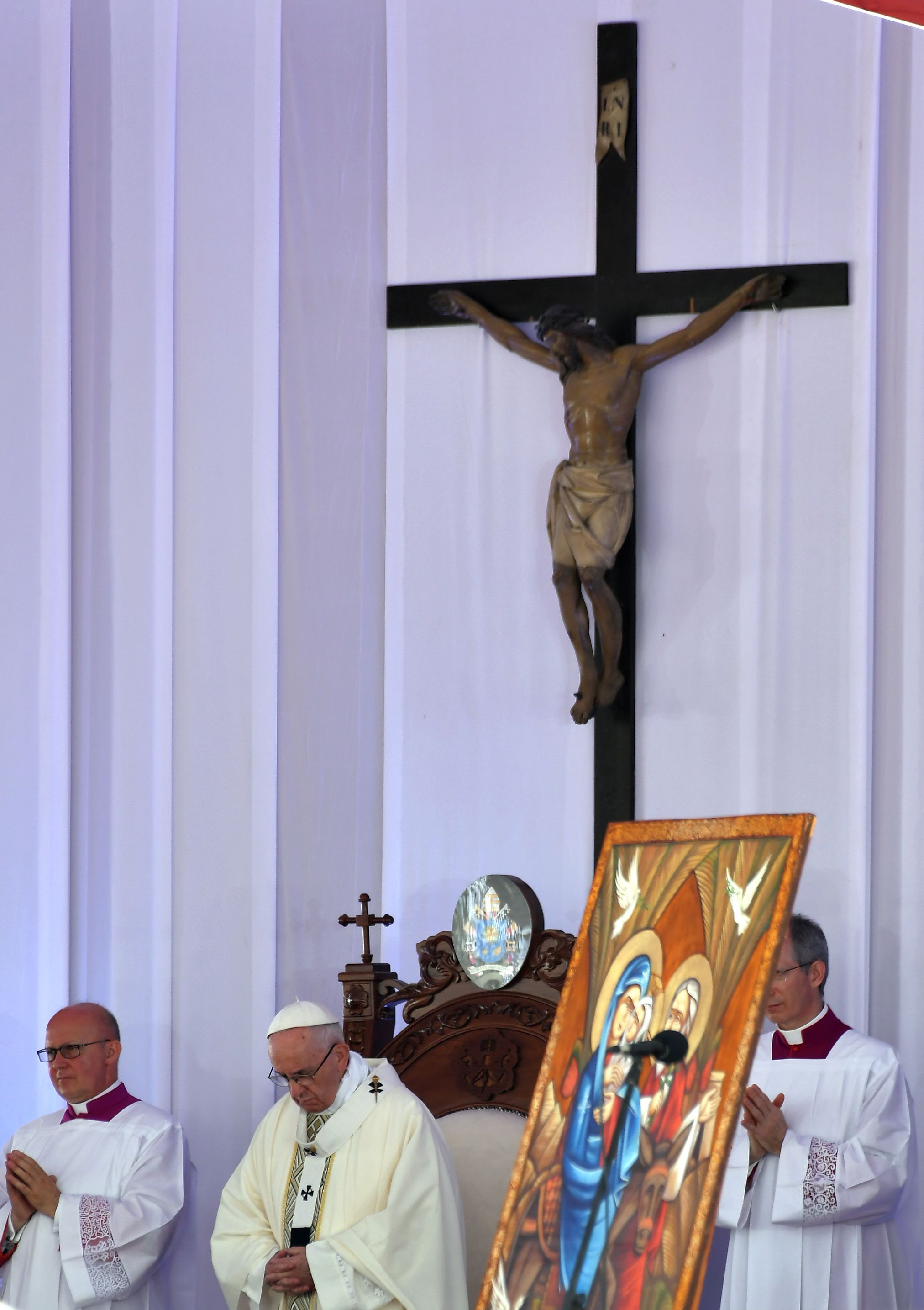 البابا فرانسيس يؤدى القداس ومن خلفه مجسم لصلب المسيح