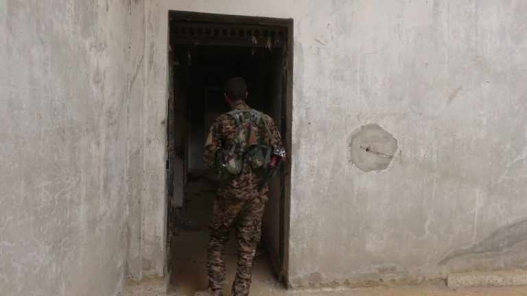 قوات سوريا الديمقراطية داخل سجن داعش بمدينة الطبقة