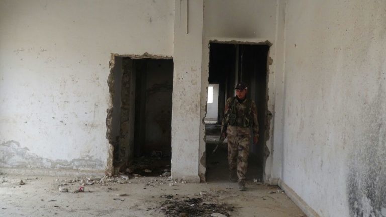 غرف سجن داعش فى مدينة الطبقة السورية