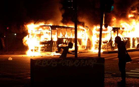 المحتجون يشعلون النيران فى حافلات