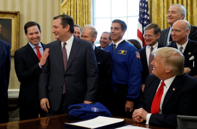 ترامب يوقع مرسوما لنقل إدارة وكالة ناسا إلى المكتب البيضاوى