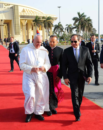 الرئيس السيسي يودع البابا فرانسيس بمطار القاهرة بعد زيارة استمرت يومين (7)