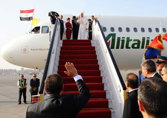 الرئيس السيسي يودع البابا فرانسيس بمطار القاهرة بعد زيارة استمرت يومين (6)