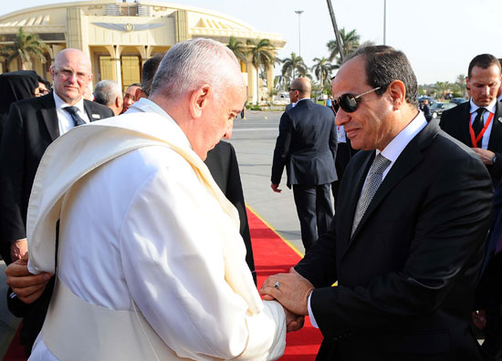 الرئيس السيسي يودع البابا فرانسيس بمطار القاهرة بعد زيارة استمرت يومين (5)