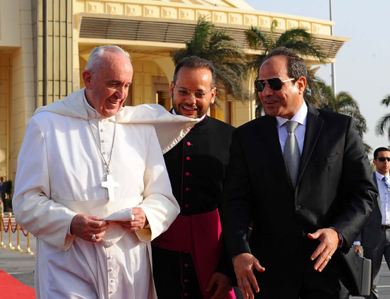 الرئيس السيسي يودع البابا فرانسيس بمطار القاهرة بعد زيارة استمرت يومين (4)