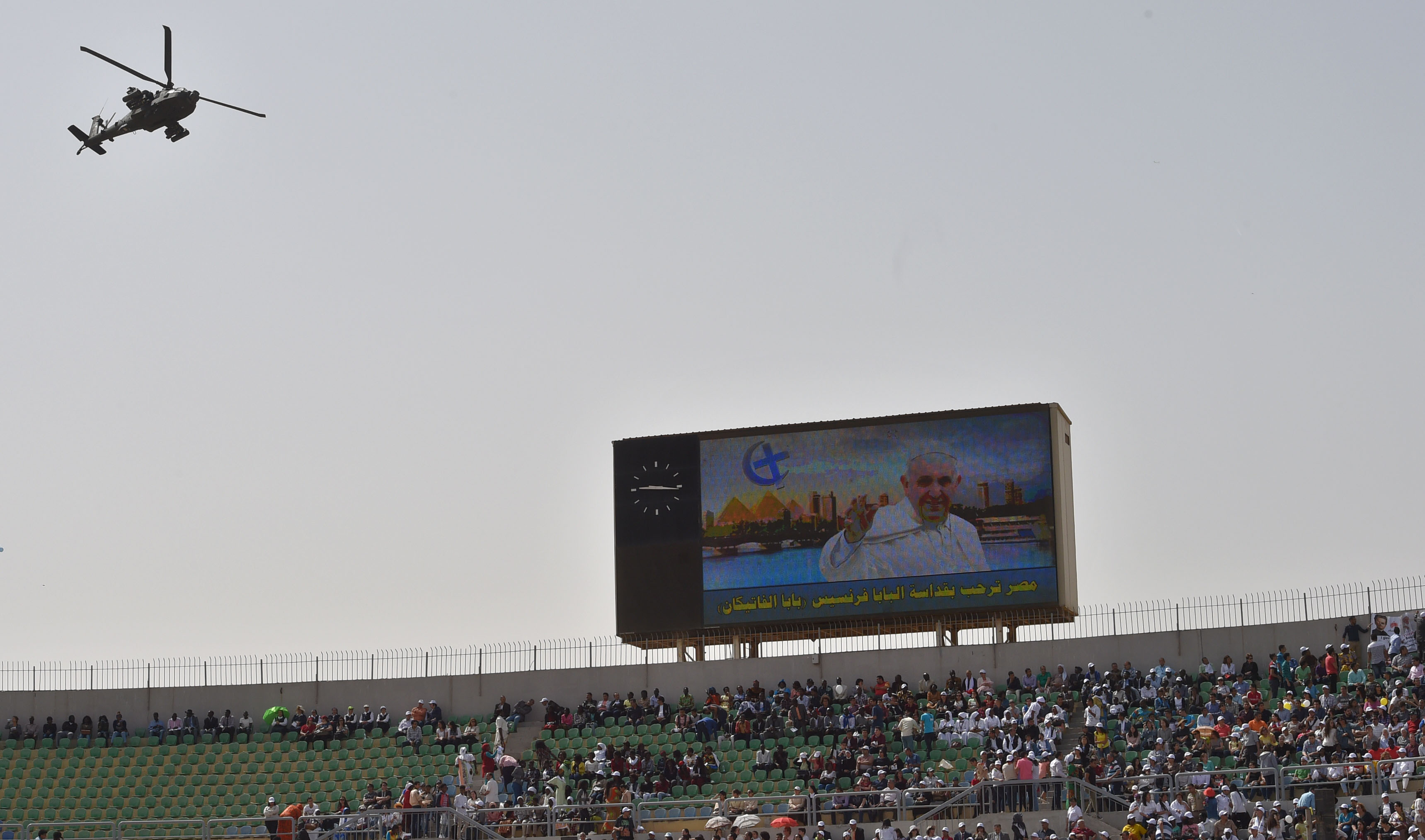 صورة البابا فرانسيس على شاشة عرض ضخمة باستاد الدفاع الجوى