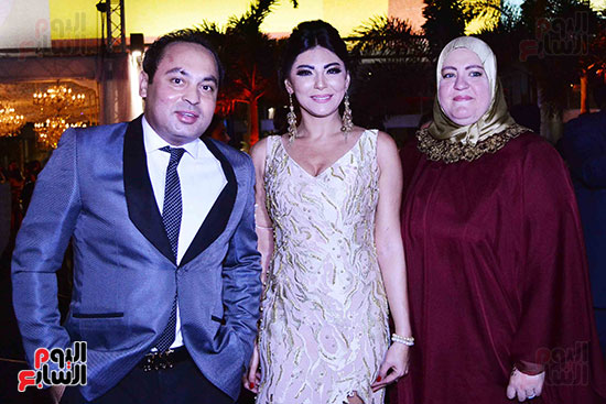 أحمد طاهر وشقيقتا العريس
