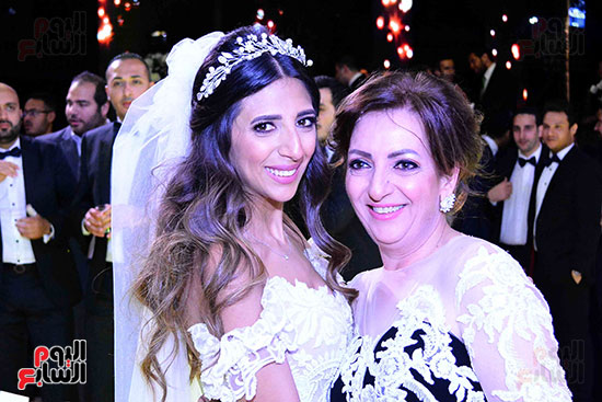 العروس ووالدتها ليلى مراد