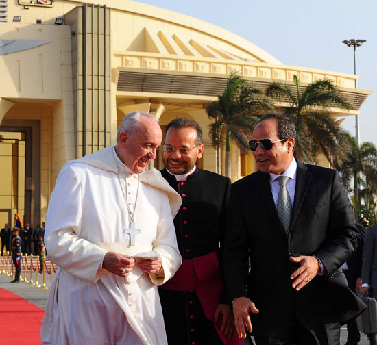 الرئيس السيسي يودع البابا فرانسيس بمطار القاهرة بعد زيارة استمرت يومين (3)