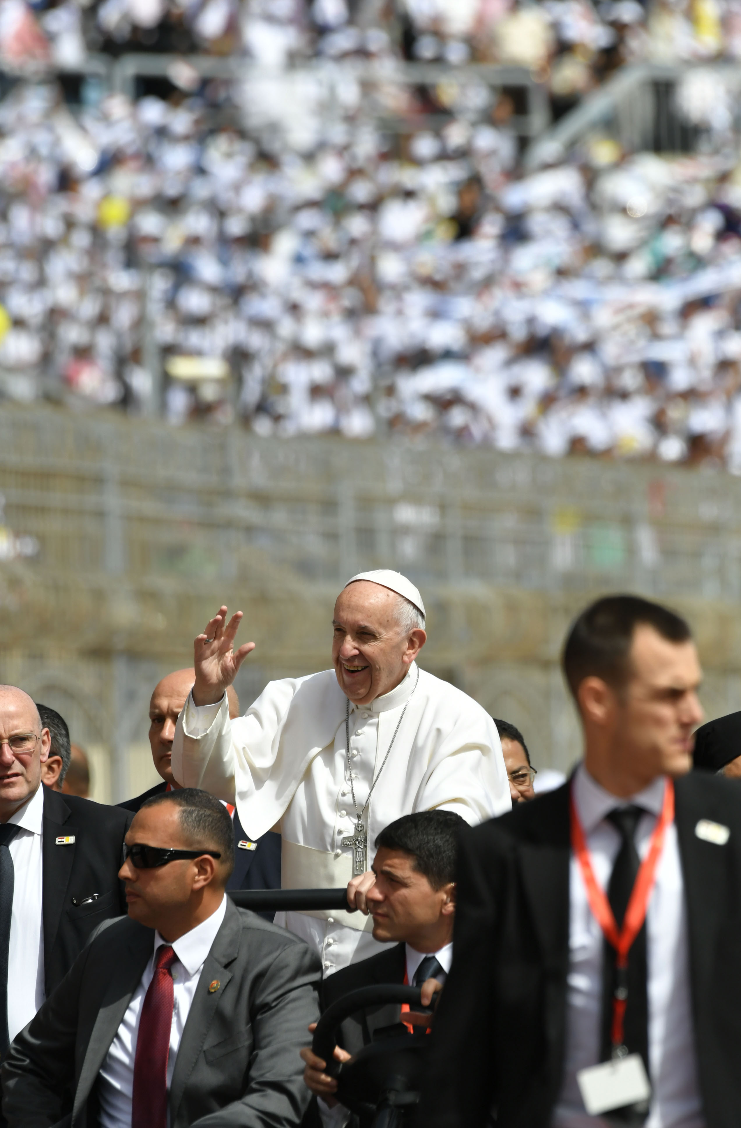 بابا الفاتيكان فى ستاد الدفاع الجوى قبل القداس الإلهى